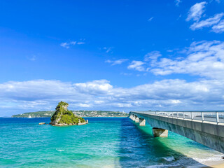 Fototapeta premium 沖縄県の青い海と古宇利島と古宇利大橋