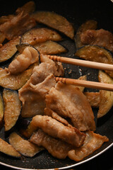 茄子と豚肉の味噌炒めの料理シーン