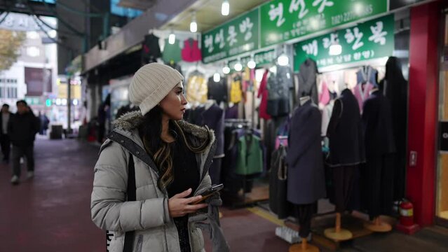 大韓民国ソウルの市場を歩く２０代のフィリピン人女性のスローモーション映像 Slow-motion video of a Filipino woman in her 20s walking in a market in Seoul, South Korea