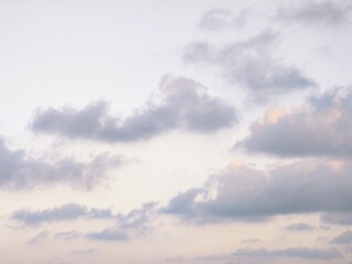 Fototapeta premium A serene view of the sky filled with fluffy clouds. The clouds are scattered and have a soft, cotton-like appearance.