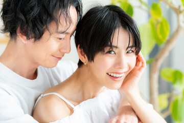 日本人の若いカップルの美容イメージ　顔のクローズアップ