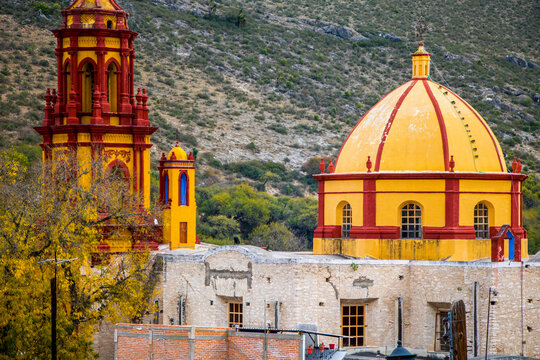 Vista a nivel de conjunto de Torres amarillas y rojas de la Iglesia Templo de la Inmaculada Concepci&oacute;n Armadillo de Los Infante San Luis potos&iacute; M&eacute;xico