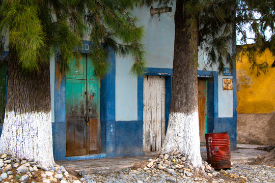 Fachada de Casa antigua en un pueblo cl&aacute;sico de M&eacute;xico del siglo XVII, con los colores brillantes t&iacute;picos de pueblos tradicionales. Armadillo de los Infante San Luis Potos&iacute;