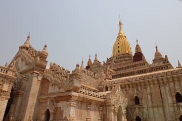 Fototapeta na wymiar アーナンダ寺院　オールドバガン　ミャンマー
