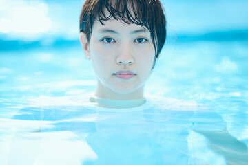 プールに入るショートヘアの女性