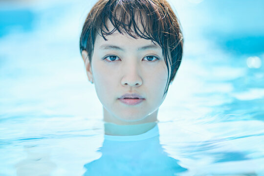 プールに入るショートヘアの女性