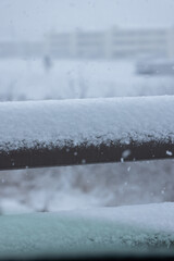 手すりに積もった雪　snow piled up on the railing