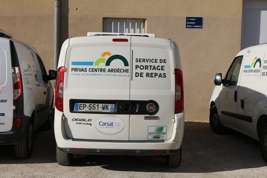 Camionnette de livraison de repas &agrave; domicile, ville de Privas, d&eacute;partement de l'Ard&egrave;che, France