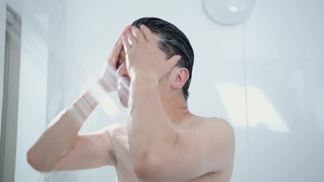 お風呂でシャワーを浴びる40代男性