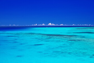 沖縄県鳩間島　ハトマブルーと夏空