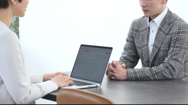カウンセリングを受けるジャケットを着た男性