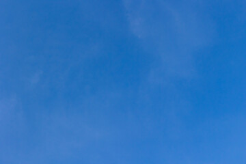Cielo azul con pocas nubes