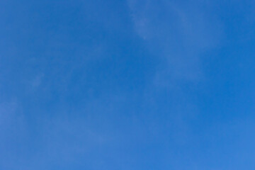 Cielo azul con pocas nubes