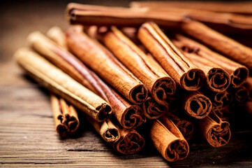 Closeup of Sri lankan cinnamon sticks on wooden table, top view. Rustic style natural spices of ceylon cinnamon sticks for advertising banner or poster. Delicious healthy concept. Copy ad text space - obrazy, fototapety, plakaty