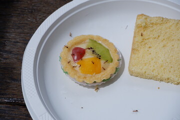 Selectively focus on the cake that is surrounded by ants