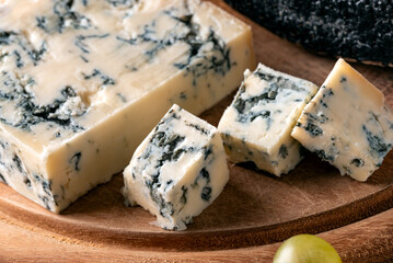 Gorgonzola, tipico formaggio erborinato prodotto nel nord Italia, cibo europeo  - obrazy, fototapety, plakaty