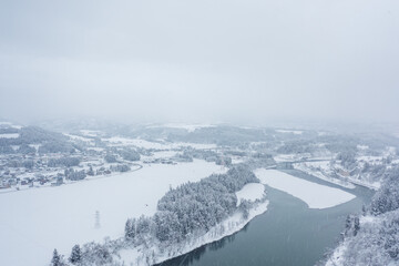 Obraz premium ドローン撮影：真っ白な雪に覆われた雪国の風景