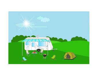 Caravane et tente avec table, chaises et barbecue sous l'auvent sur la pelouse