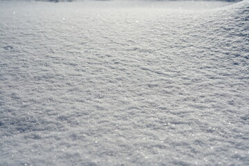 光に反射してきらきら光る雪