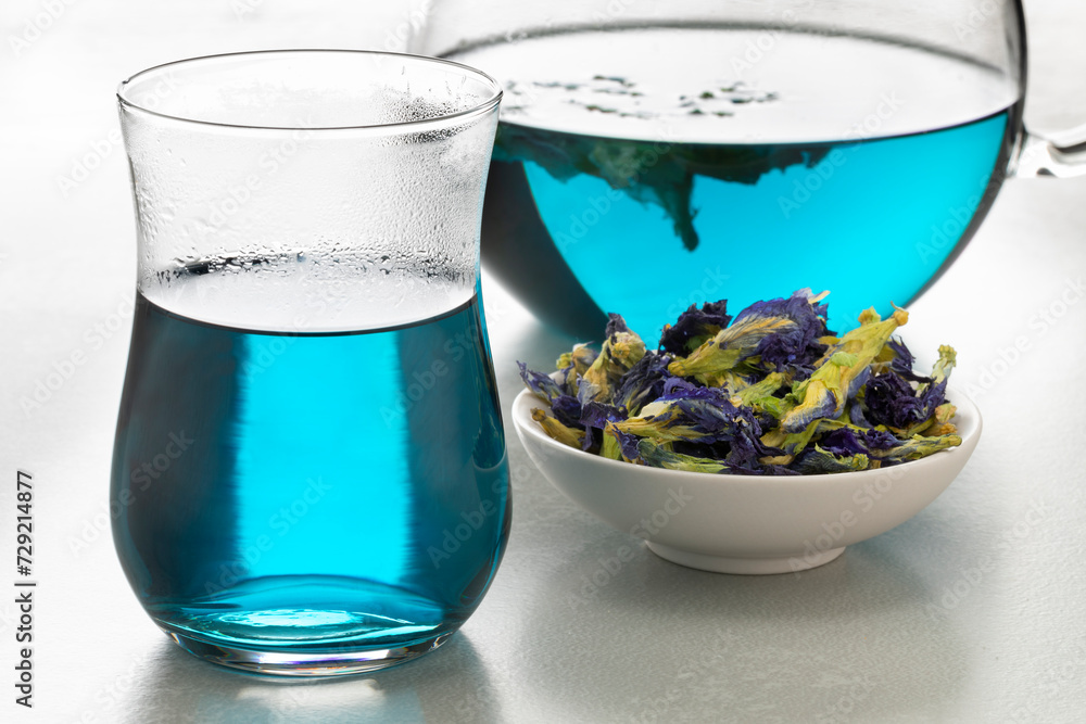 Wall mural Butterfly pea flower tea and dried blue butterfly pea tea flowers close up