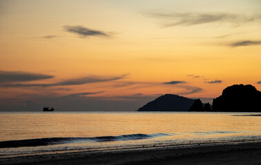 Fototapeta premium evening seascape of eastern thailand mountains and sea