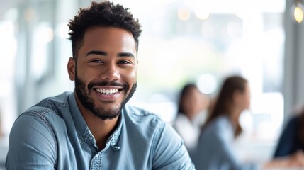 Obraz premium Conceptual image of a man in a corporate office environment, smiling and discussing ideas with a team in a meeting room Generative AI