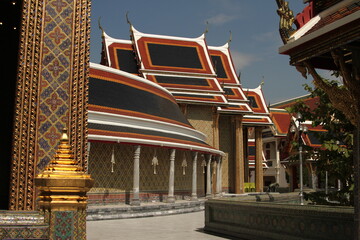 Fototapeta na wymiar Royal golden Thai temple architecture.