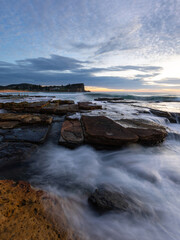 Obraz premium Ocean water flowing between rock formation at Avalon Beach, Sydney, Australia.