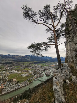 Blick vom kleinen Barmstein auf die Gemeinde Hallein in &Ouml;sterreich, Fluss Salzach