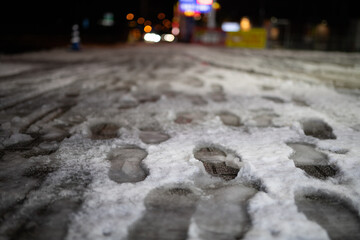 積もった雪に沢山の足跡がついた歩道