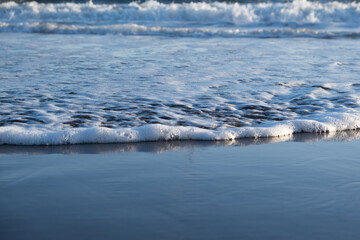 Paisaje de olas espumosas en el mar
