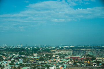 Obraz premium Dry haze combined with strong winds and low-level pollutants cause us to breathe in, affecting our health. Therefore, at this time, many people will have cough, stuffy nose, and difficulty breathing