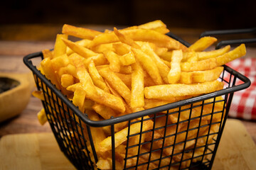 plat de frites, en gros plan, sur une table	