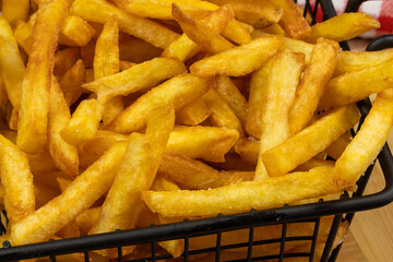 plat de frites, en gros plan, sur une table	