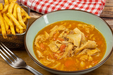 assiette de tripes et frites et gros plan	