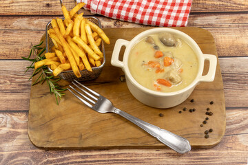 blanquette de veau et frites, en gros plan