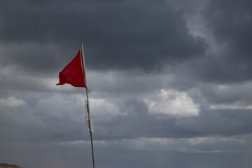 Drapeau rouge mer agit&eacute;e