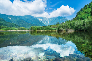大正池と雲に覆われた穂高連峰【長野県・松本市】　
Sightseeing spot in Nagano with beautiful nature "Kamikochi" - Japan