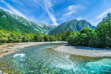 夏の上高地　穂高連峰と梓川【長野県・松本市】 Beautiful scenery of Kamikōchi with fresh greenery - Nagano, Japan