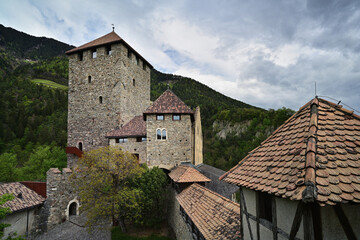 Fototapeta na wymiar Schloss Tirol in Dorf Tirol