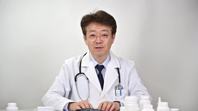 비대면 진료를 하고있는 중년의 아시아인 의사