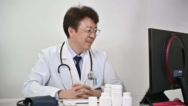 비대면 진료를 하고있는 중년의 아시아인 의사