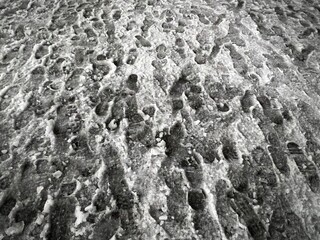 冬の雪の夜の道に残った足跡