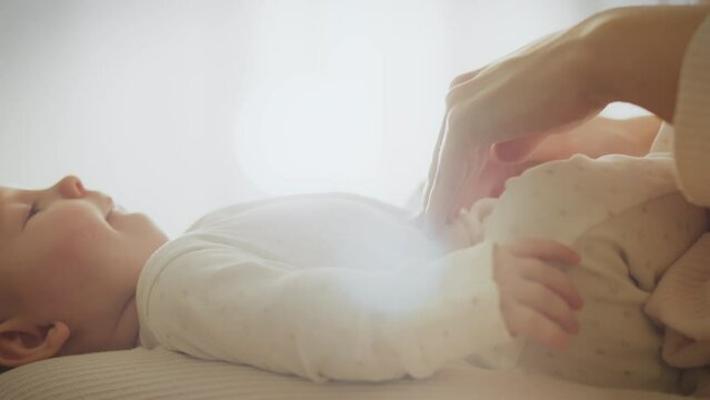 Abdominal massage is becoming an integral part of newborn care, which makes new mothers more attentive to the needs of their children. Modern parents often use massage to relieve discomfort