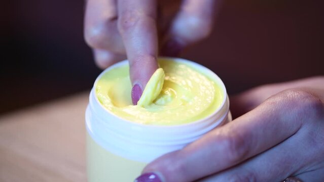 保湿クリームを使う女性の手