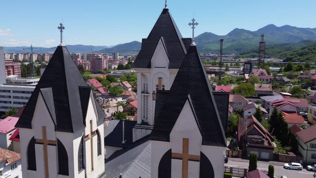 Biserica Cartier Racadau, Biserica &bdquo;Sfintii Imparati Constantin si Elena si Sf. Corneliu Sutasul&rdquo; Racadau