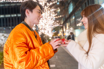 クリスマスプレゼントを渡すカップル