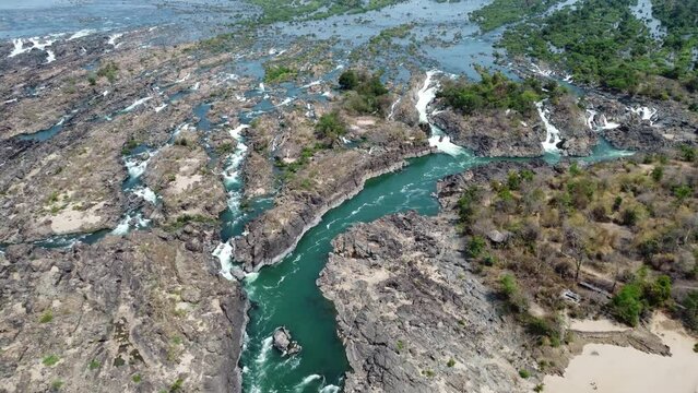 Admire this part of the biggest waterfall in South East Asia, the famous Khon Phapheng Falls.