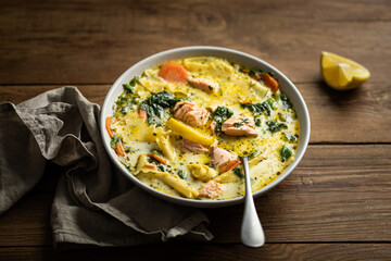 soupe de légumes carottes épinards, aneth, saumon, crème et pâtes fait maison	