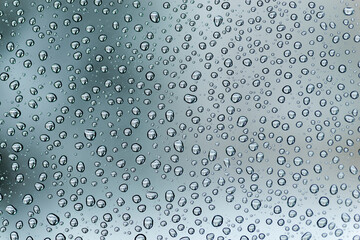 Regentropfen an einer Glasscheibe